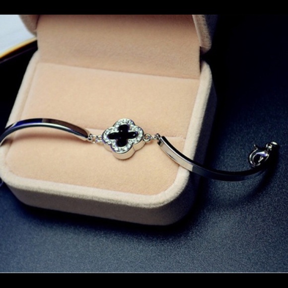 LAST 1.  Silver / BLACK Four leaf clover bracelet. - Picture 7 of 8